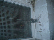 Beschlagene Fenster im Keller und Kondensat in den Ecken führen zu Schimmel.