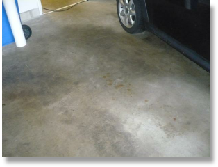 Feuchte Garage mit nassem Boden durch eingetragenes Wasser
